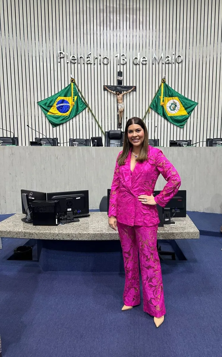 Assembleia Legislativa do Ceará homenageia Aline Morais como liderança feminina
