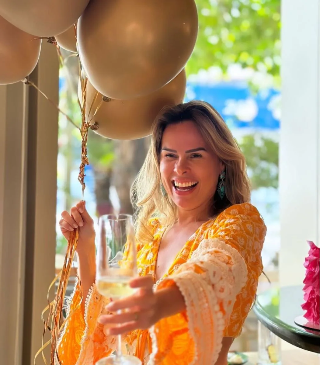 Marceline Moreno brinda a nova primavera com turma de amigas