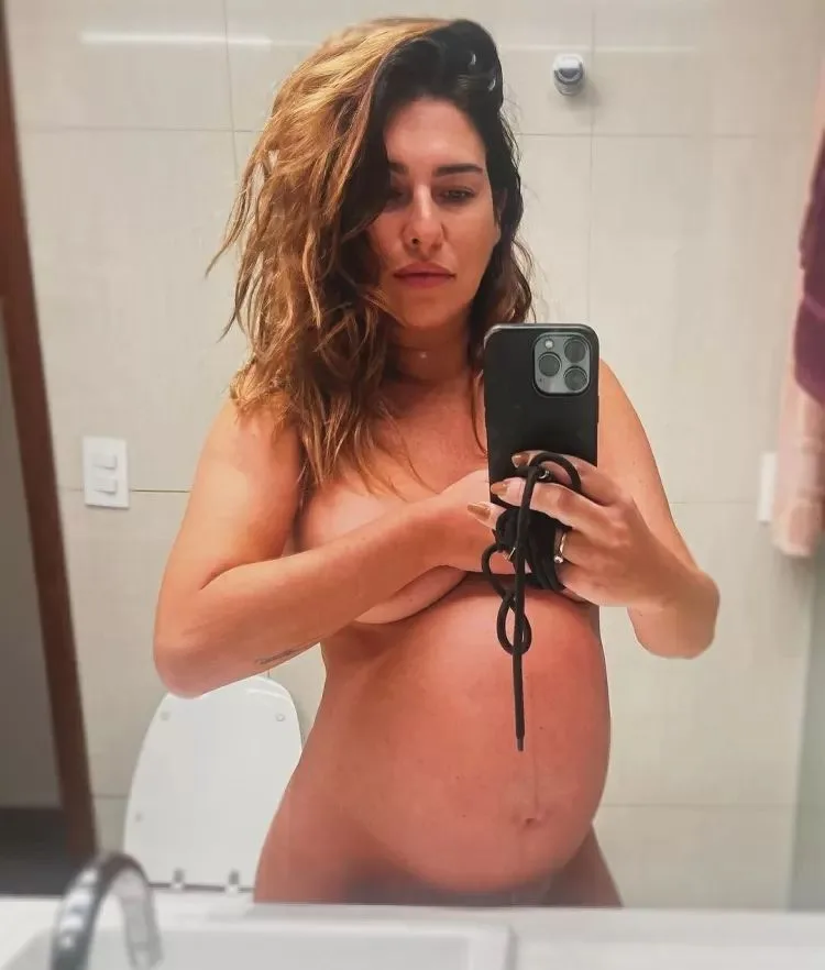 Fernanda Paes Leme exibe barrigão da gravidez