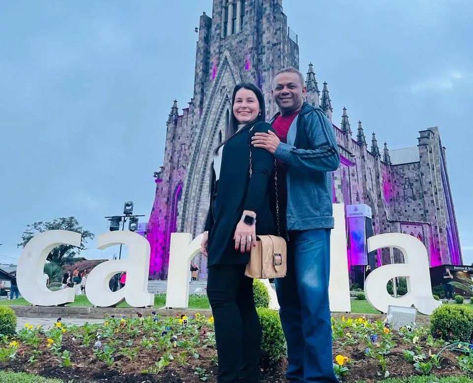 Evaldo Costa e Lívia Galvão curtem viagem por Gramado e Canela