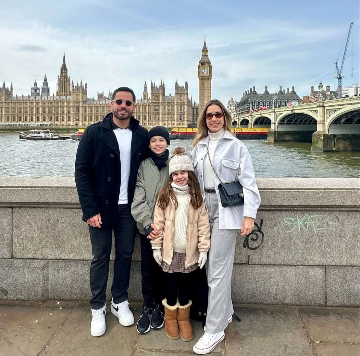 Liana e Rafael Sá colecionando momentos com os filhos em Londres