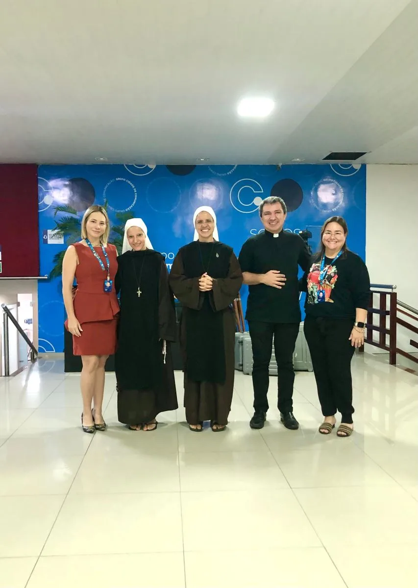 Irmã Edwiges Maria e Padre Vanderlúcio abençoam Grupo Cidade de Comunicação na Semana Santa