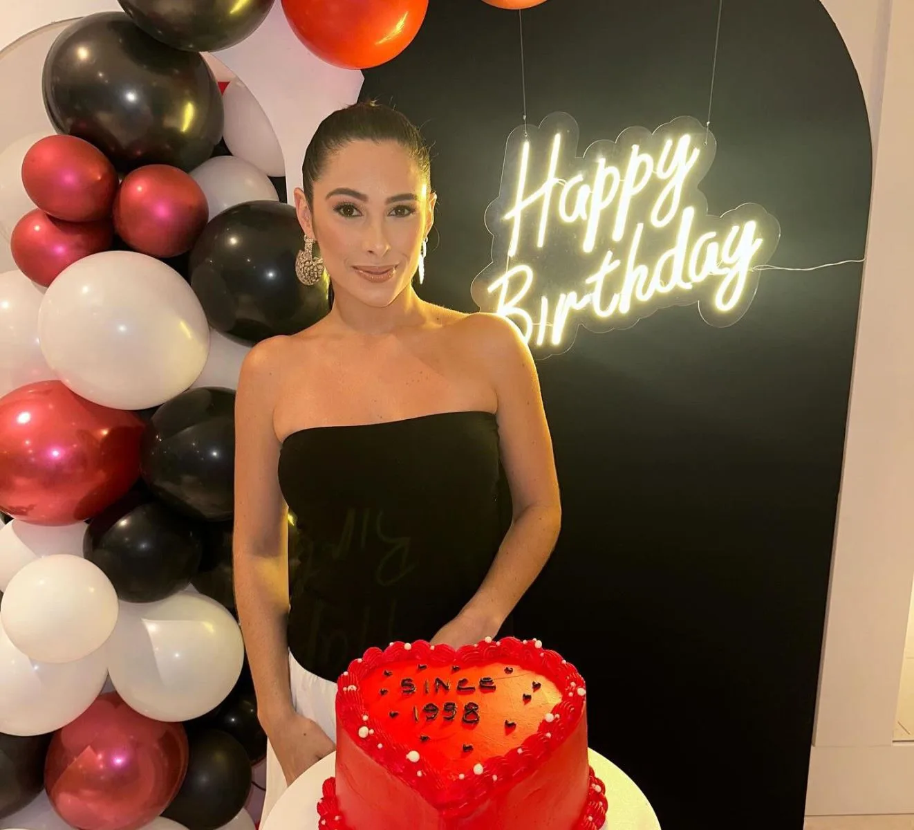 Lara Ximenes comemora b-day com familiares e amigos