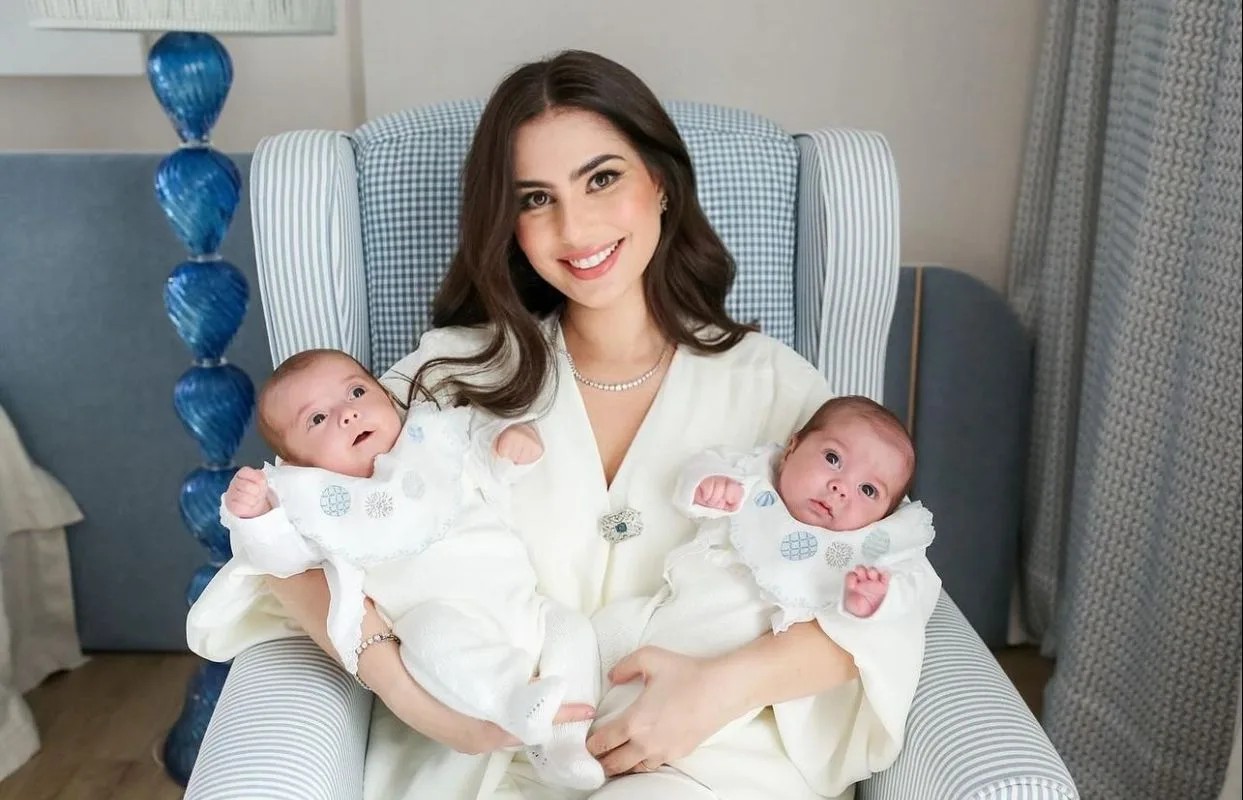 Nicole Pinheiro e Netinho Bayde apresentam os filhos gêmeos José e Francisco