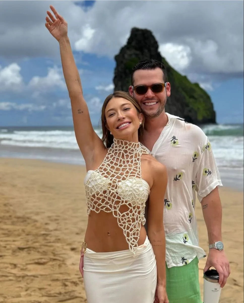 Edith Gomes e Hygor Guerreiro desembarcam em Fernando de Noronha para casamento