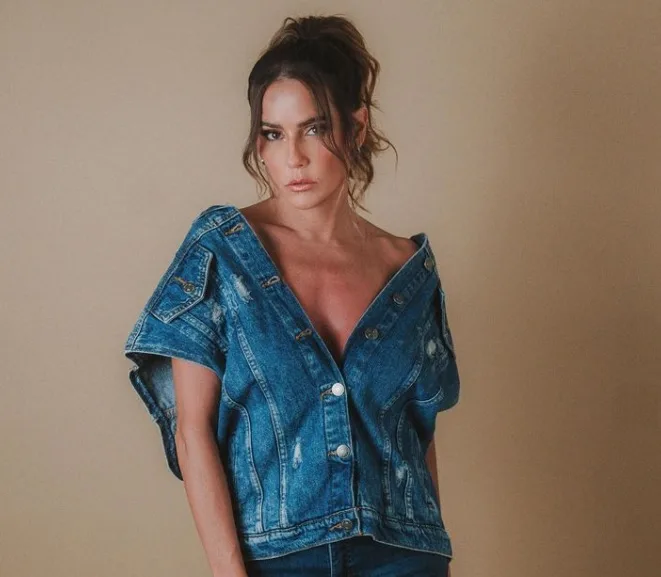 Atriz Deborah Secco confirma que está solteira