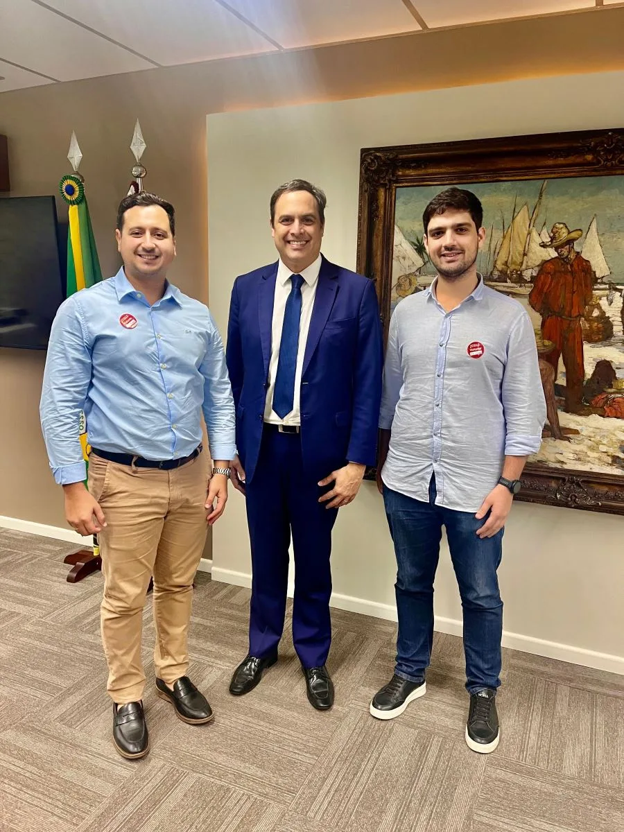 Lucas Melo e Germano Belchior, da AJE Fortaleza, são recebidos pelo presidente do BNB, Paulo Câmara