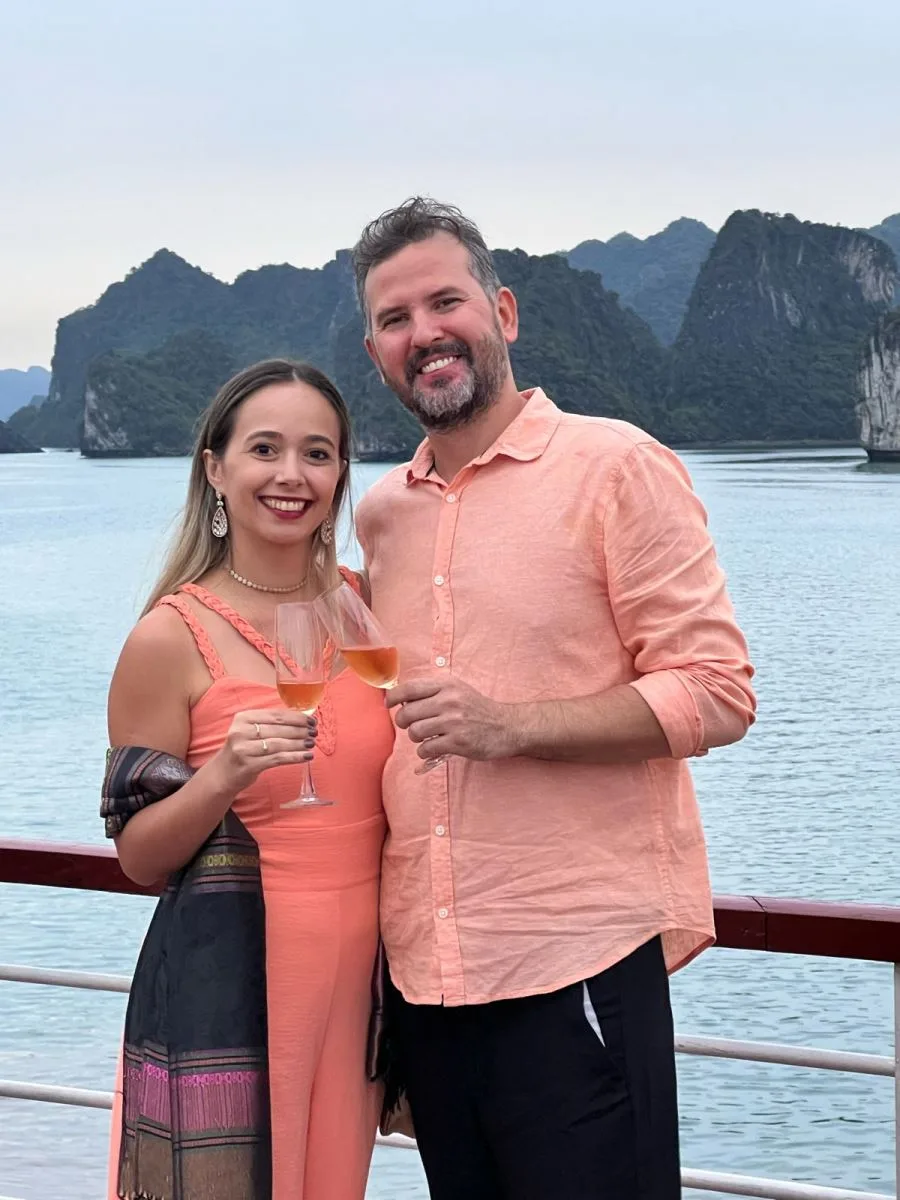 Leonardo Brito e Fabiana Carvalho noivam em cerimônia na baía de Halong, no Vietnam