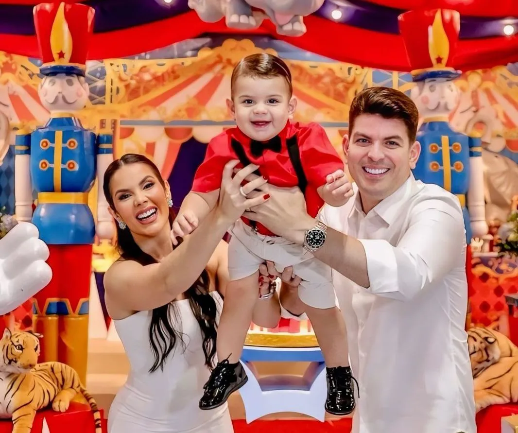 Hannah e Bruno Barreto assopram primeira velinha do filho Benjamim