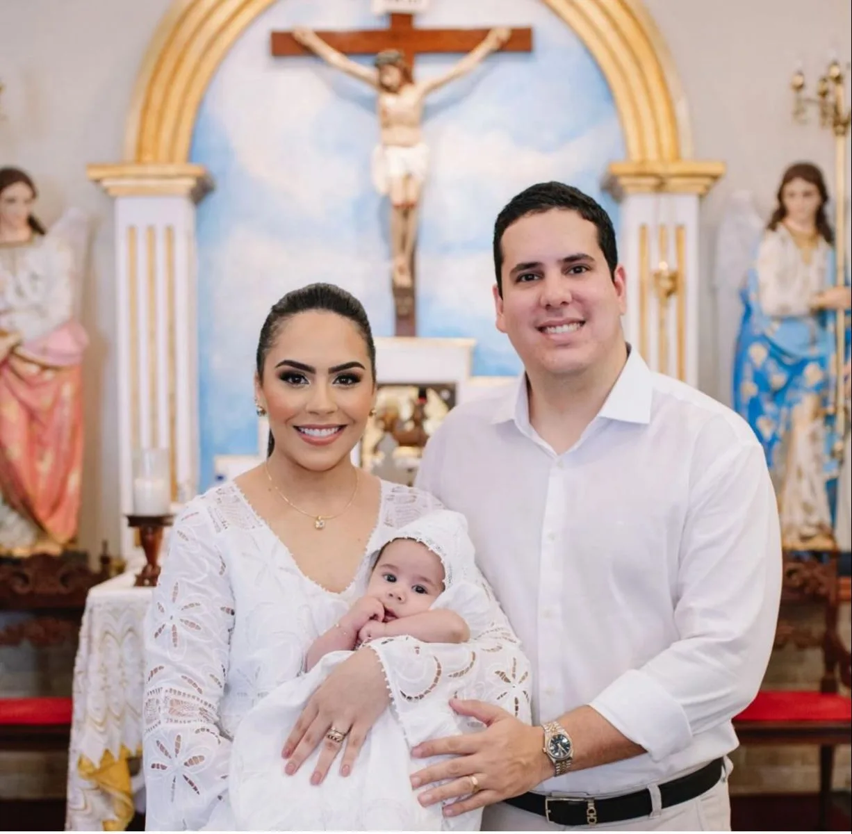 Anna Flávia e Lucas Cavalcante levam o filho Mateus à pia batismal