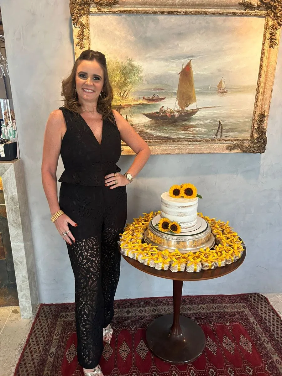 Márcia Studart celebra a nova idade em almoço entre amigas