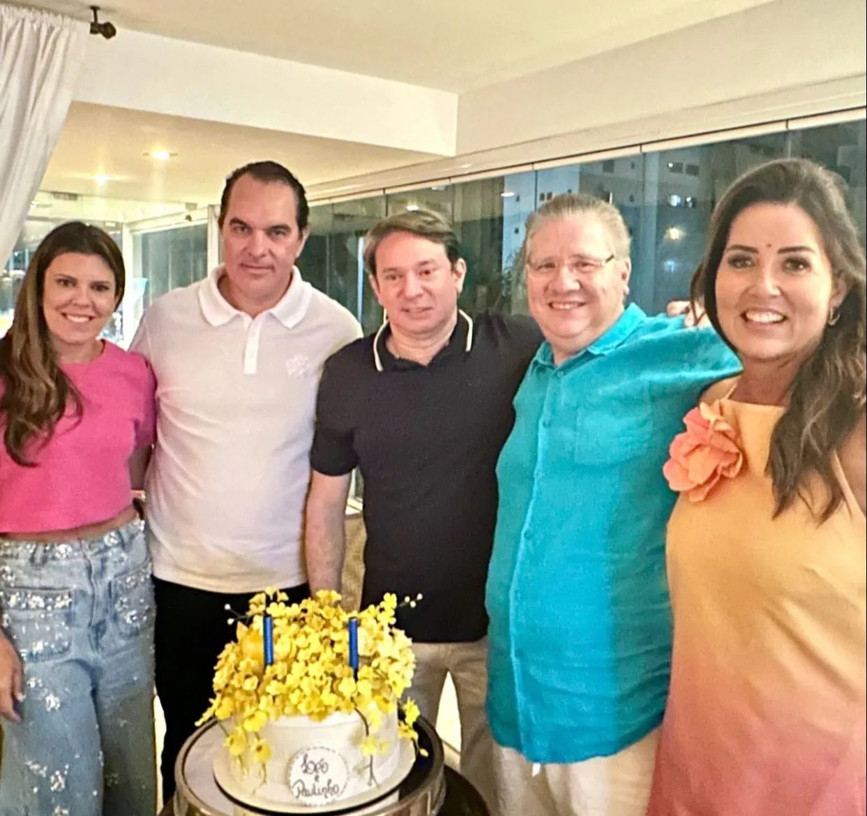 Ana Vládia e Cássio Sales recebem amigos para brindar a nova idade de Paulo Vale e Léo Albuquerque