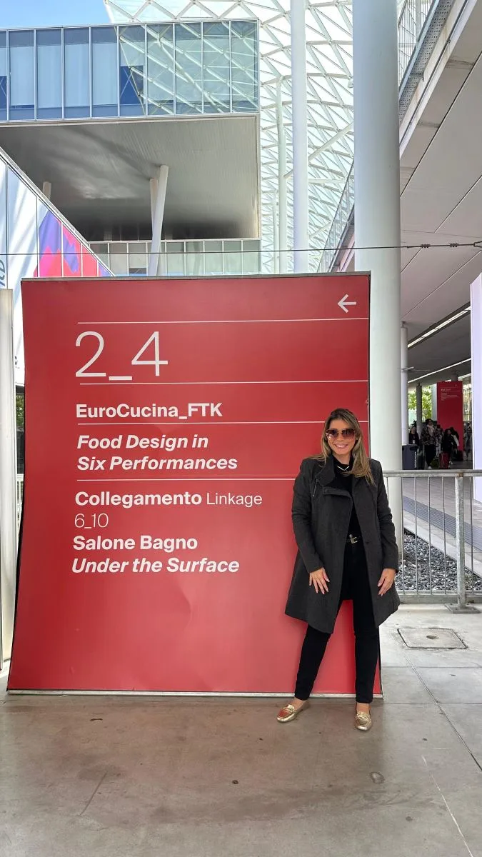 Sâmya Blum conferindo a Milan Design Week, a maior feira de design do mundo