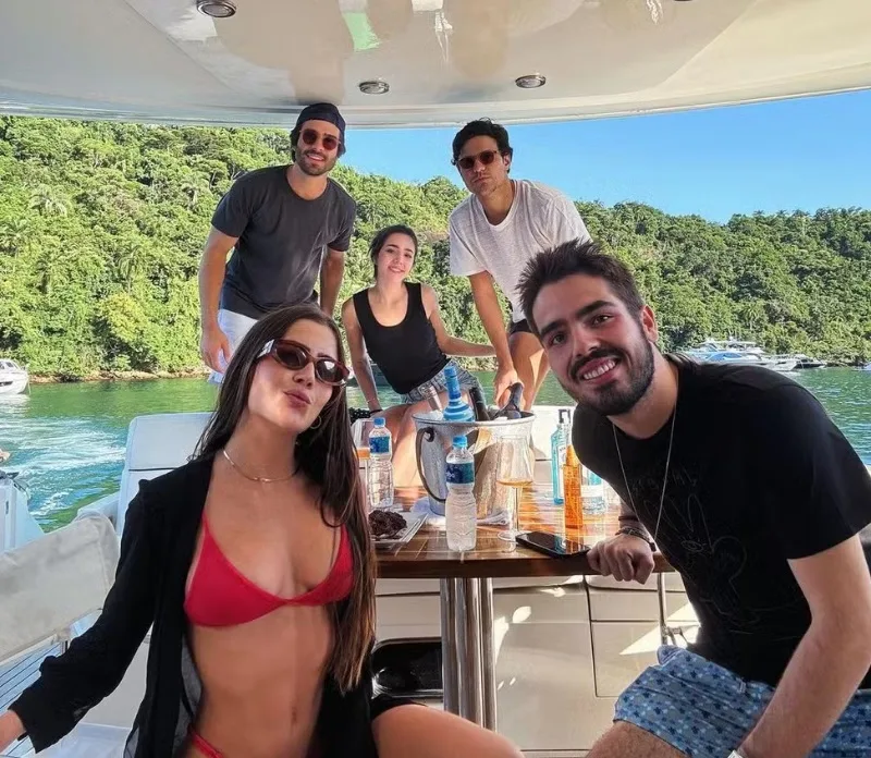 Jade Picon e filho de Faustão se divertem em Angra dos Reis