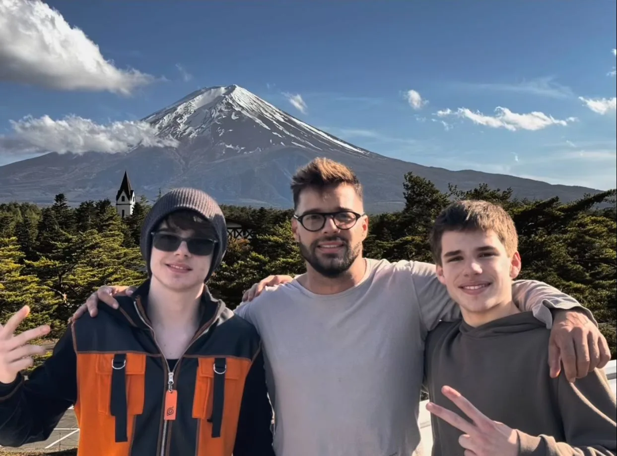 Ricky Martin faz rara aparição com os filhos gêmeos