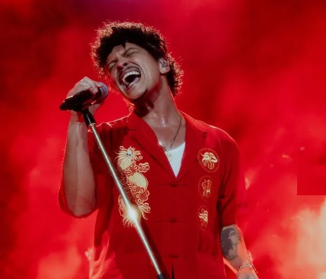 Bruno Mars desembarca no Brasil para turnê em outubro