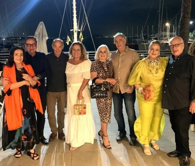 Liliana Rodriguez e Nestor Rocha reúnem amigos em retorno de temporada na Europa