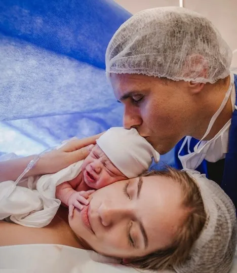 Giovana Bezerra e Luiz Fernando Ramalho radiantes com o nascimento de João
