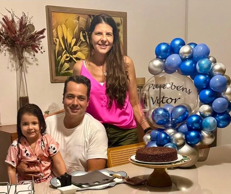 Vitor Valim recebe o carinho de familiares e amigos na chegada da nova idade