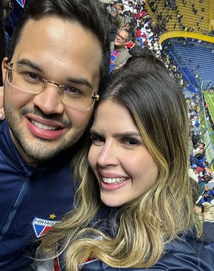 Raissa e Eduardo Quezado assistem a jogo do Fortaleza em Buenos Aires