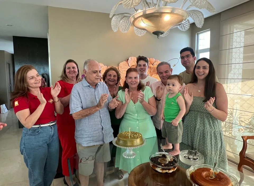 Destaque na Câmara Federal, Fernanda Pessoa é abraçada pela família na celebração da nova idade