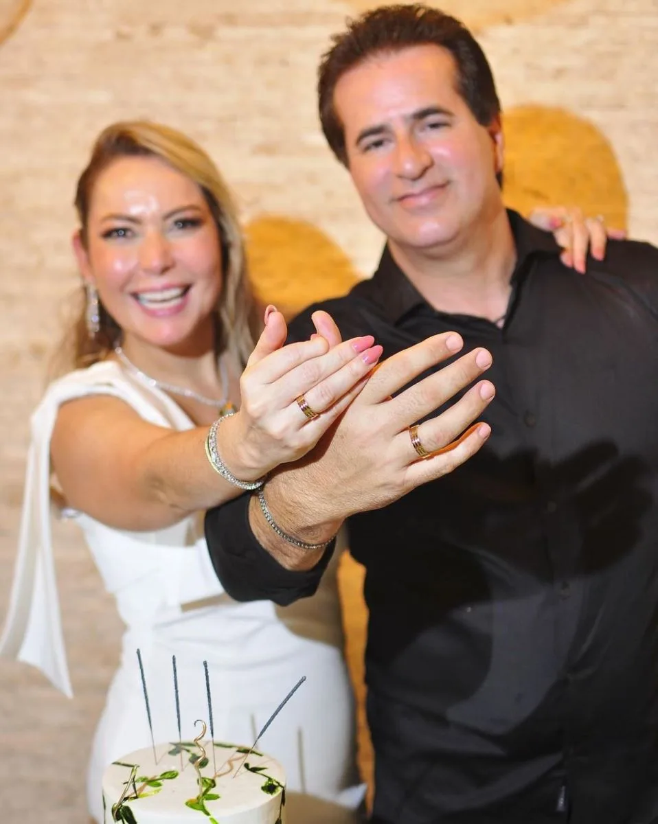 Talynie Mihaliuc e Flavio Menezes oficializam noivado em celebração intimista