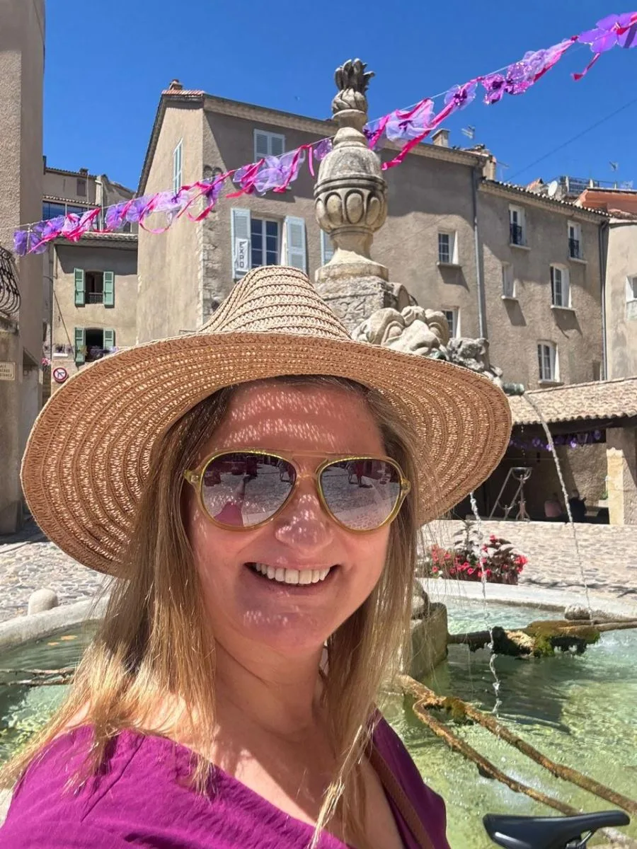 Thelma Regina Braga comemora nova idade ladeada por amigos em Provença