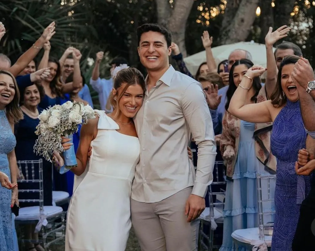 Júlia Saraiva e Luigi César se casam no civil e emocionam os pais