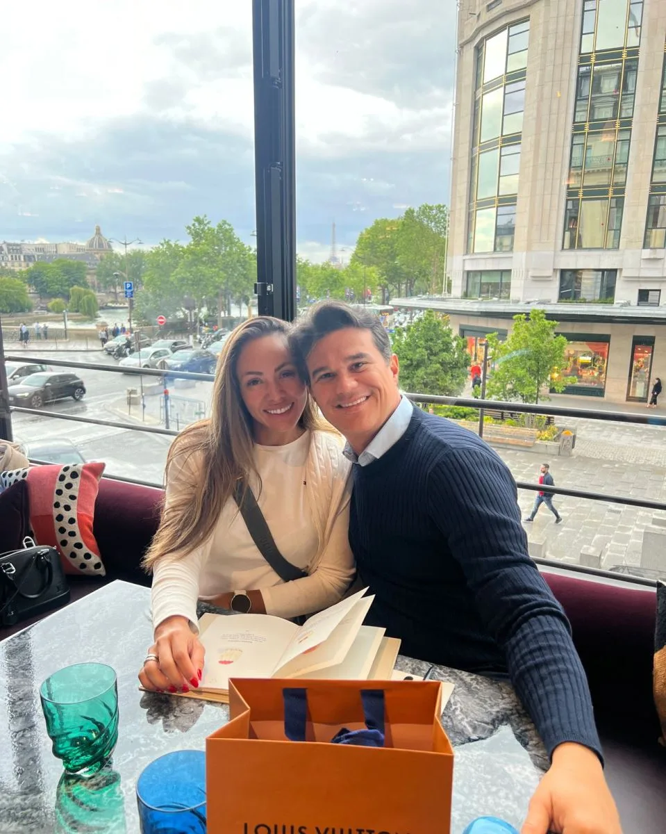 Davi Pontes e Ketsia Vasconcelos em clima de romance em Paris