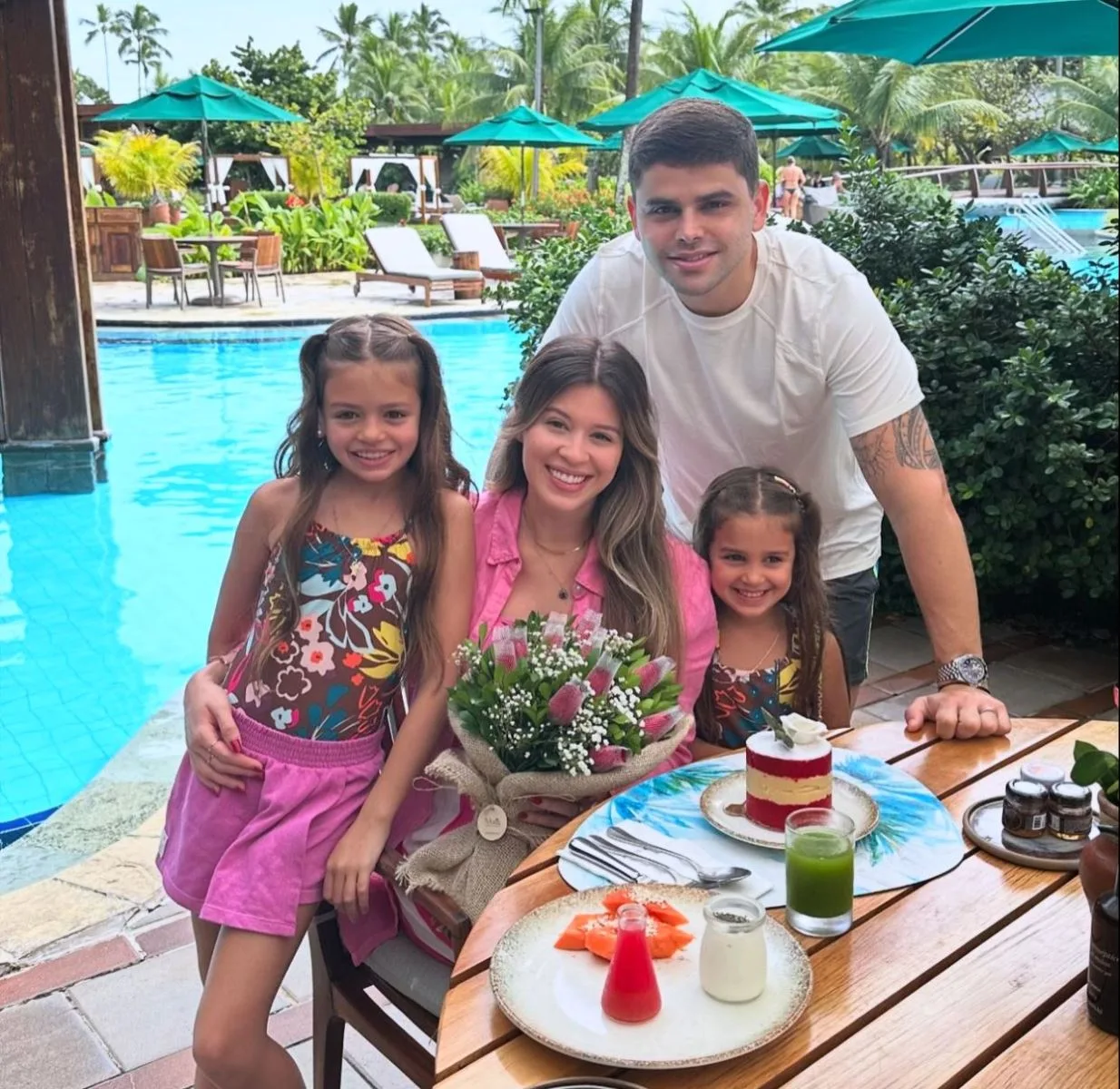 Isabela Franklin brinda a nova idade em viagem com a família