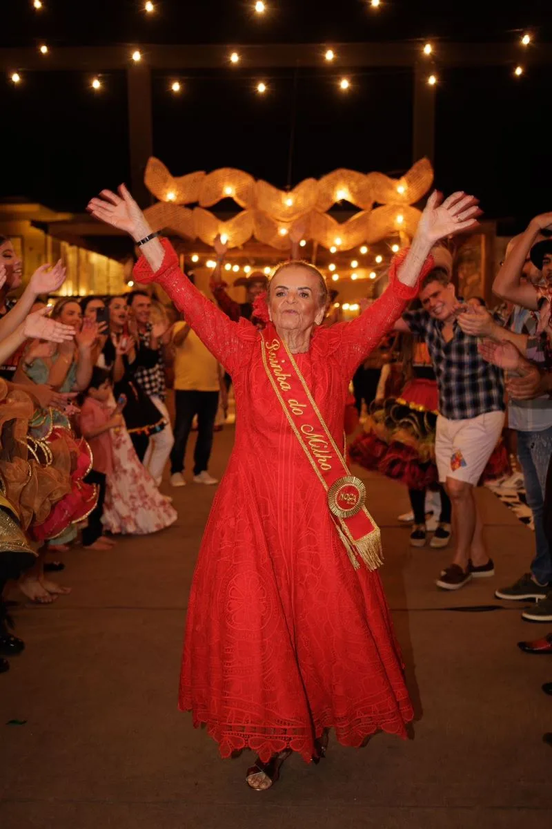 Noca Santos celebra chegada aos 80 anos com arraiá repleto de frisson