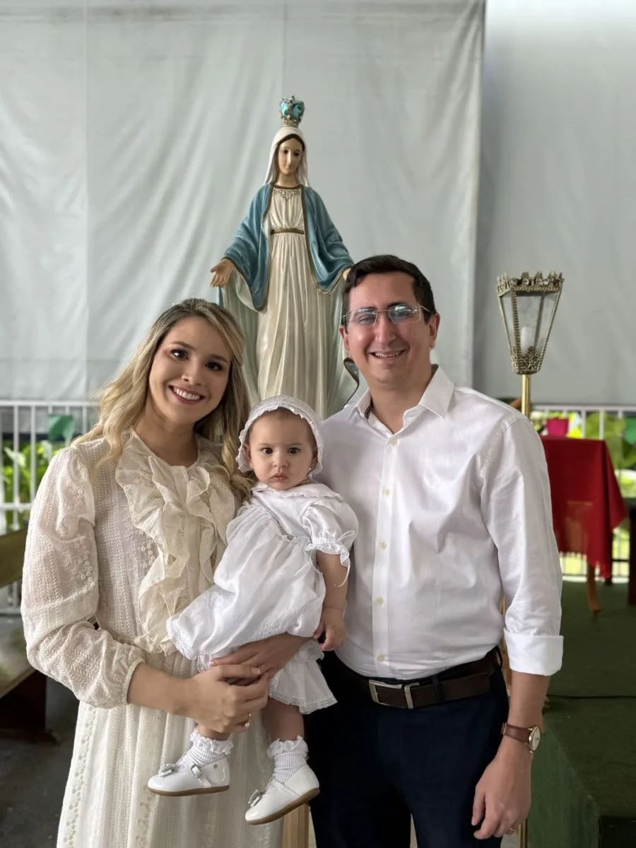Rayssa e Roberto Victor levam a filha, Mariana Ribeiro, à pia batismal