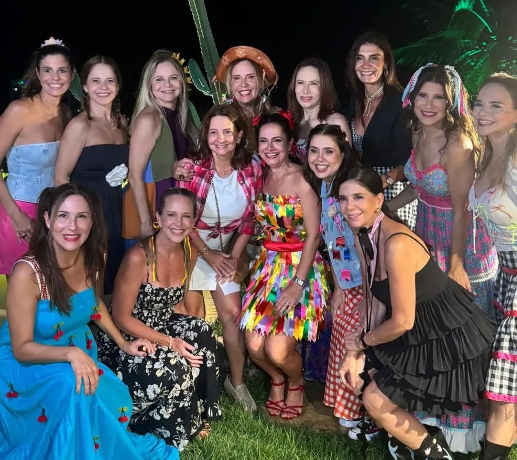 Natália Abreu celebra as 50 primaveras em arraiá com amigas