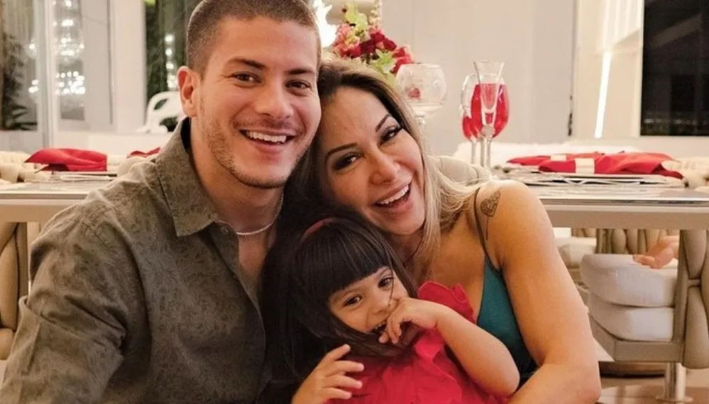 Polêmica entre Arthur Aguiar e Maíra Cardi abre debate sobre filhos com pais divorciados