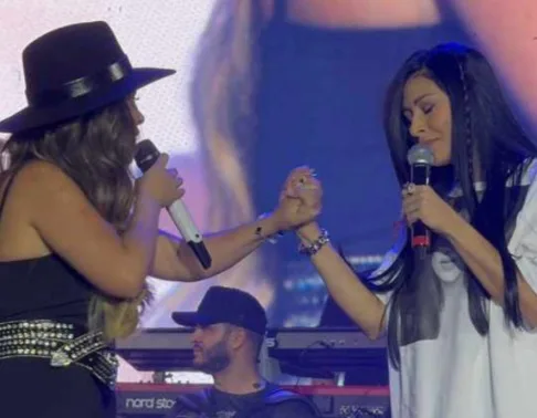 Simone recebe a irmã, Simaria, em show e leva público ao delírio
