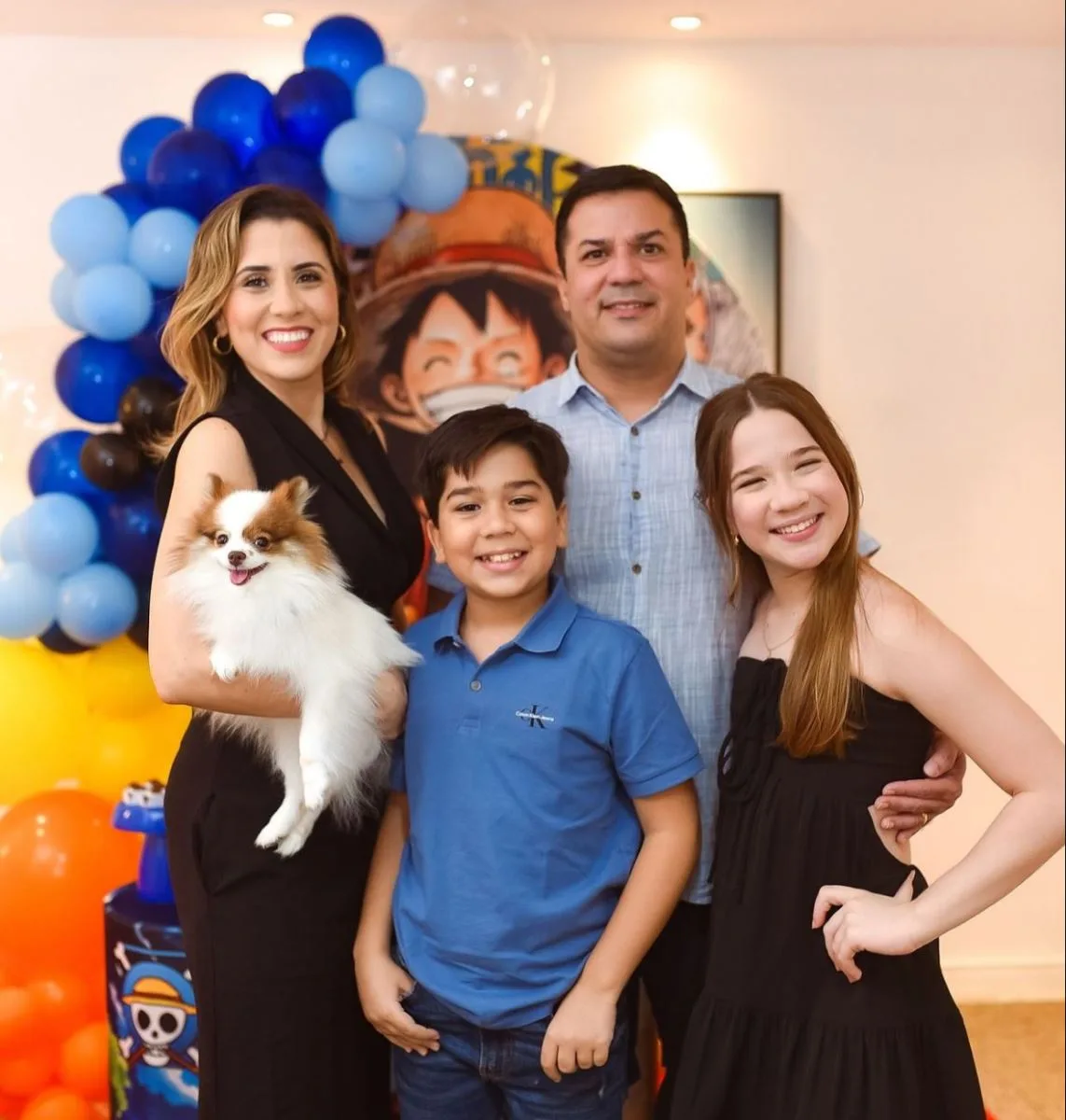 Louise e Cássio Sabóia comemoram os 10 anos do filho Benjamin em animada festa do pijama