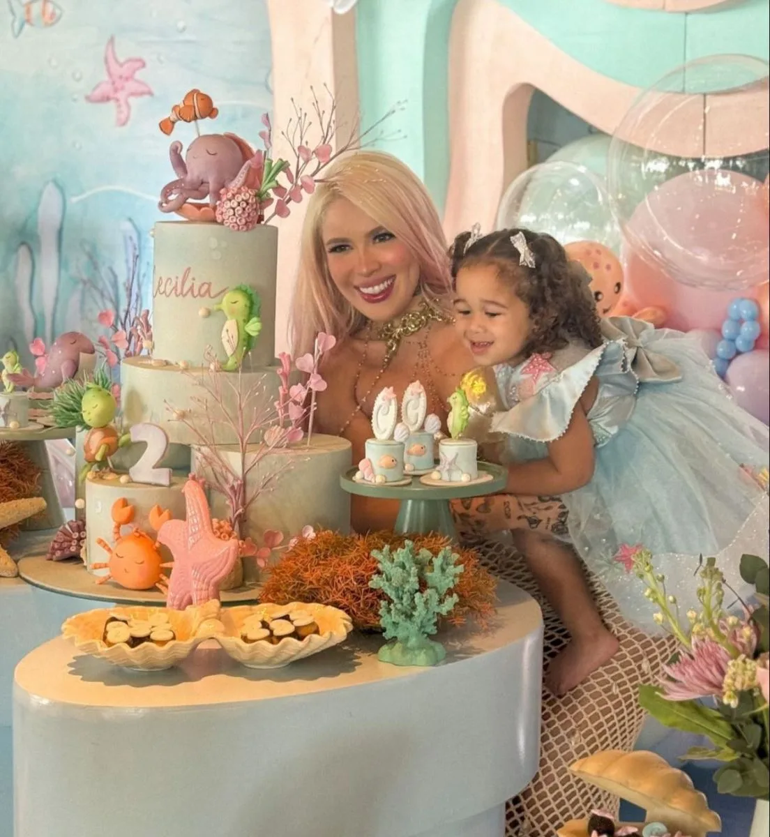 Karoline Lima comemora os dois anos da filha, Cecília, no litoral cearense