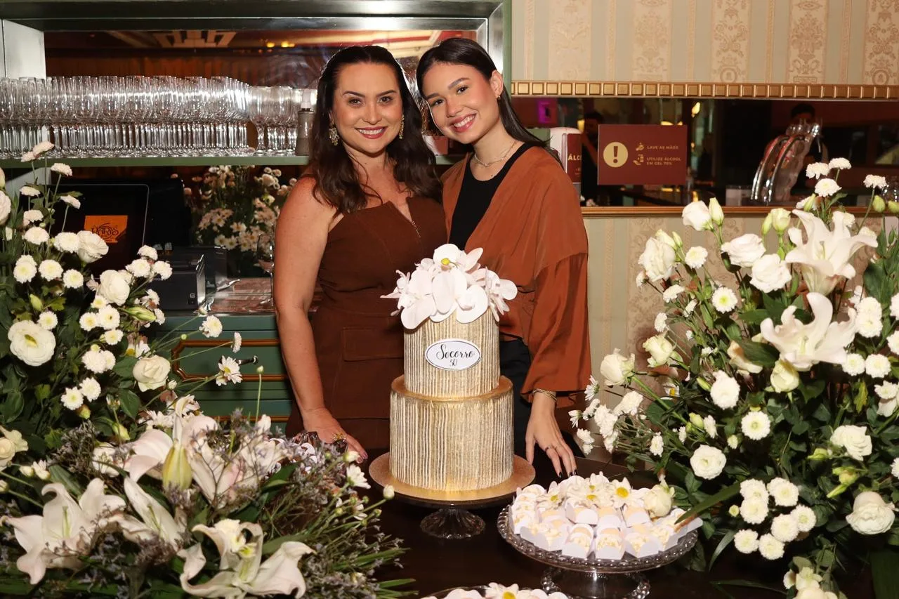 Socorro Medeiros celebra as cinco décadas de vida com animada turma de amigas