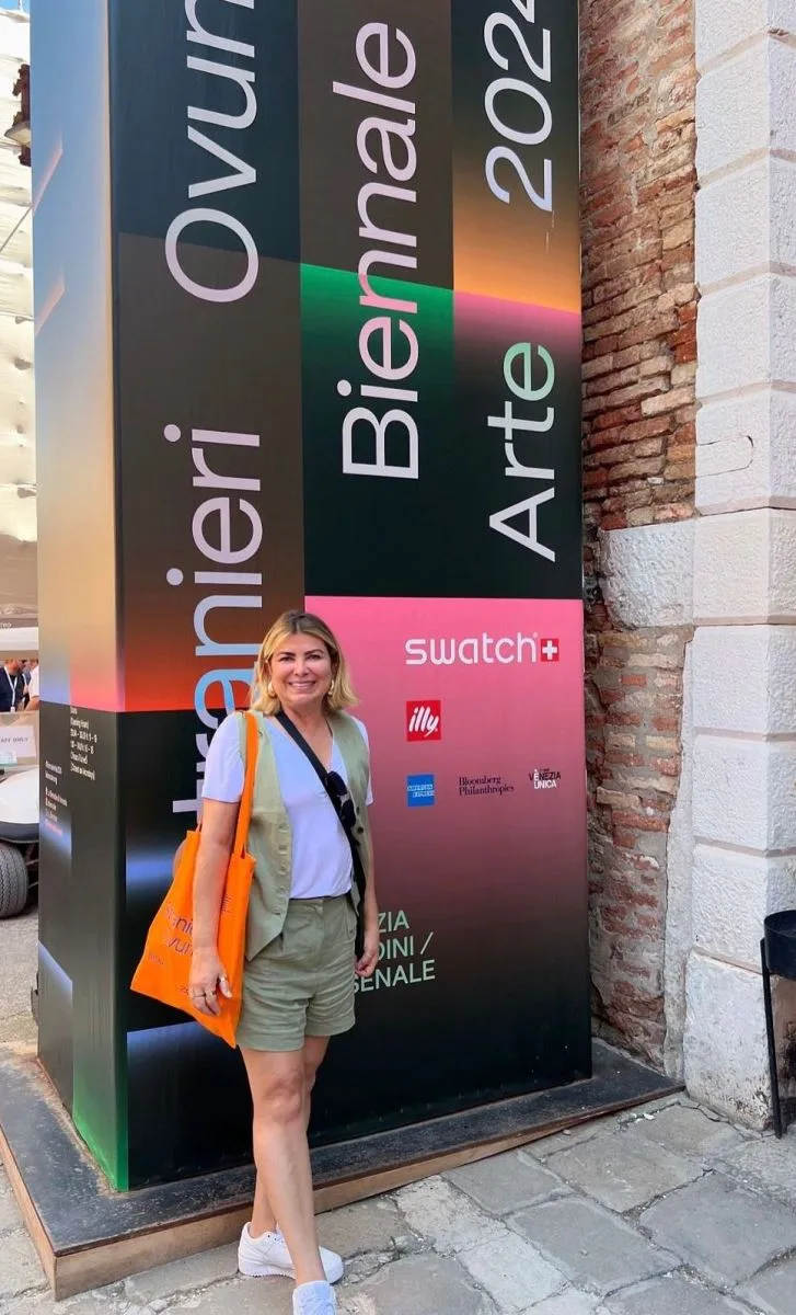 Artista plástica Cris Cavalcante prestigia Bienal de Arte de Veneza