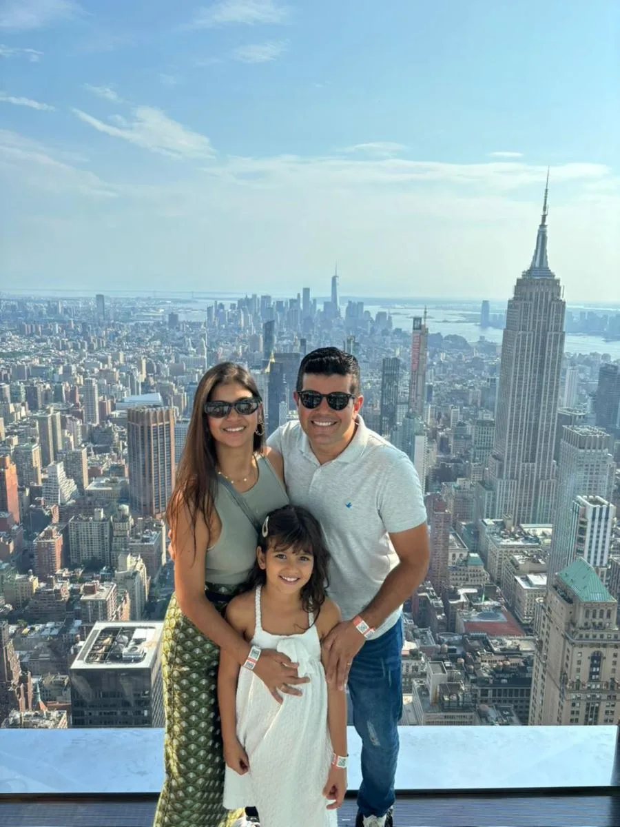 Jefferson Viana, Renata Viana e a filha do casal, Maria Sophia, curtem férias em Nova York