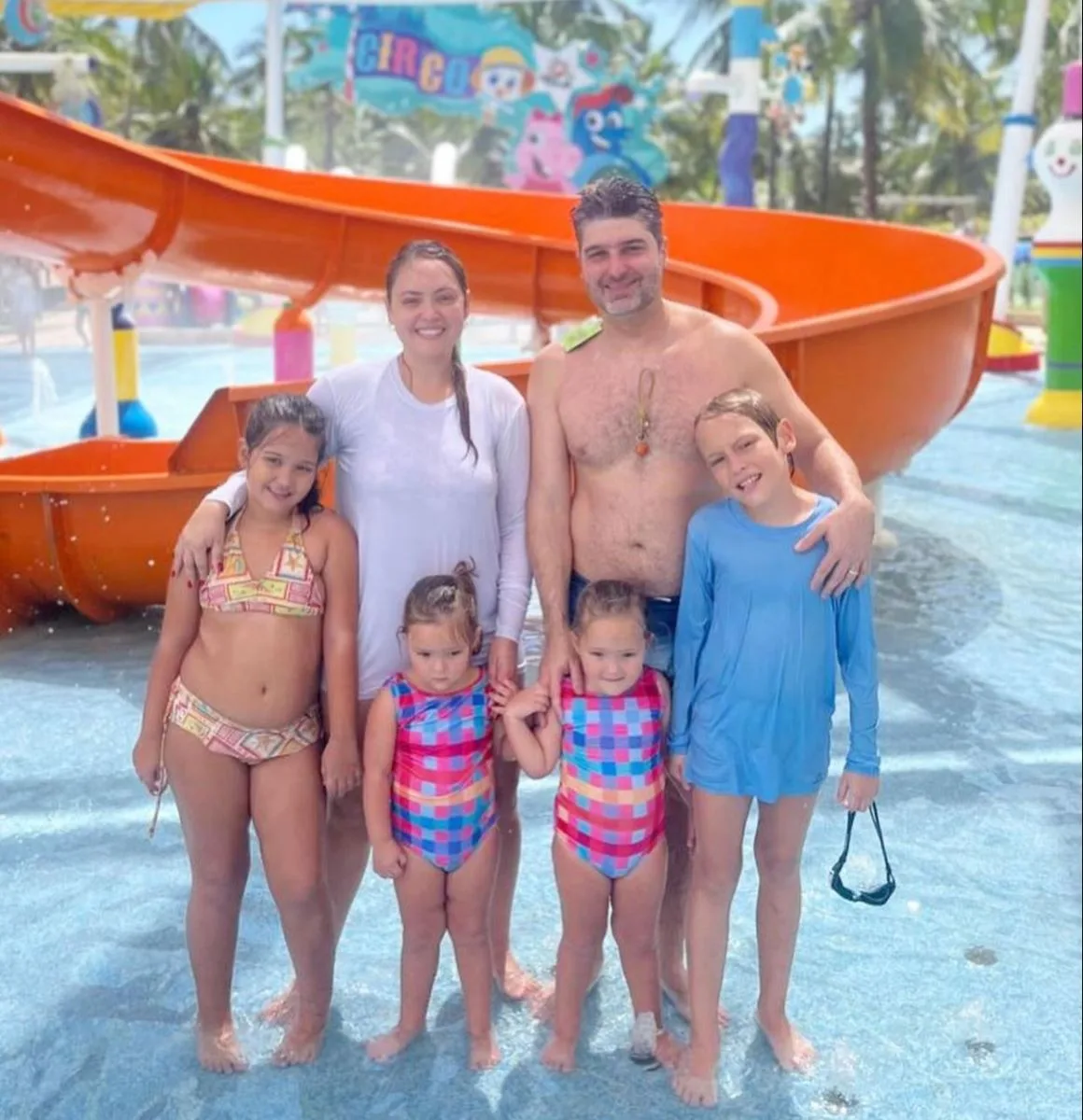 Marcella Maia e Fábio Arruda curtem dia de diversão no Beach Park com os filhos