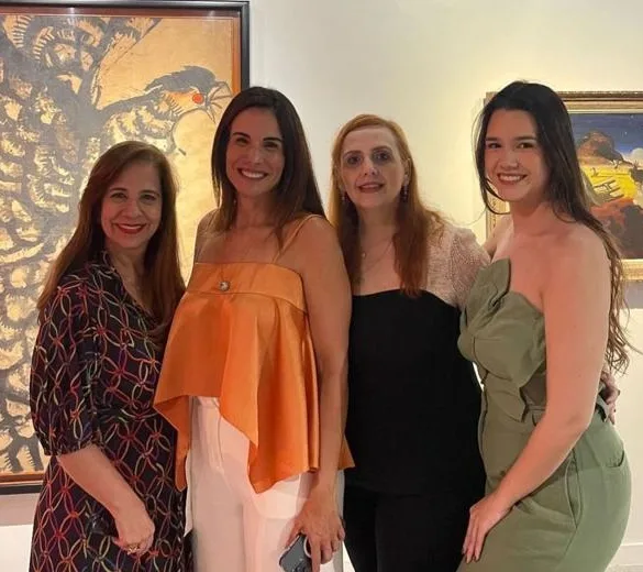 Martinha Assunção lidera visita de grupo de amigas à exposição "Centelhas em Movimento"