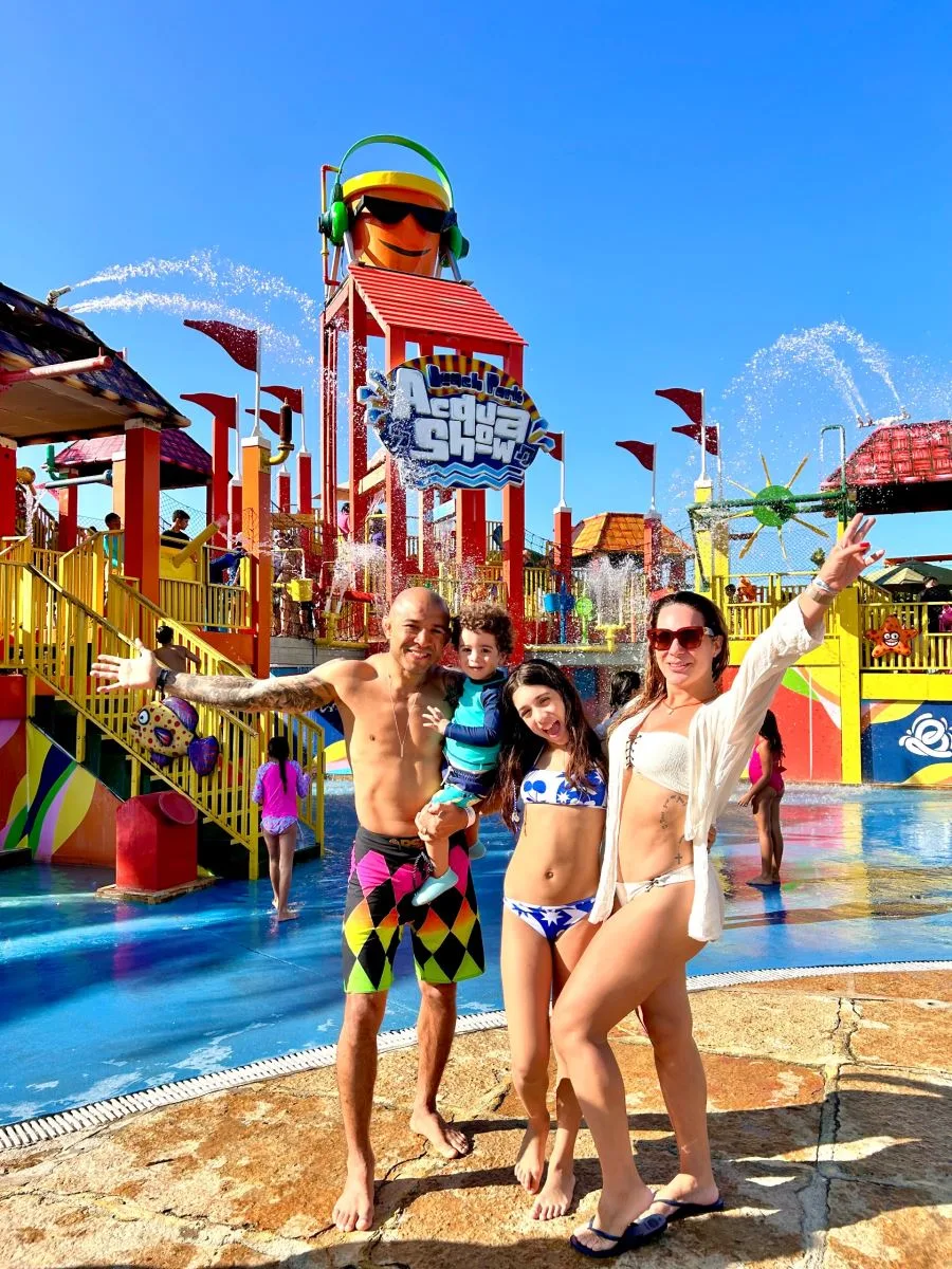 José Aldo aproveita dias de diversão em família no Beach Park