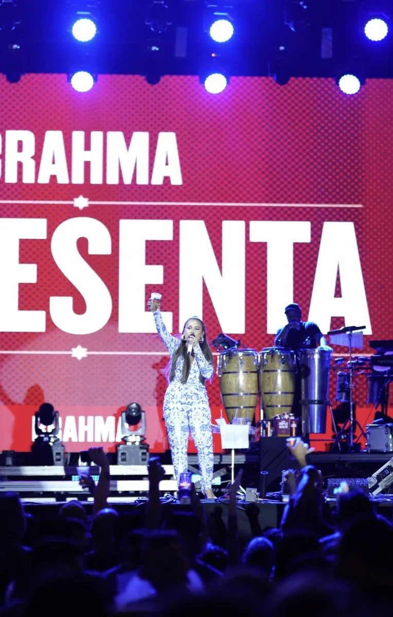 Simone Mendes faz brinde com Brahma em show no Fortal