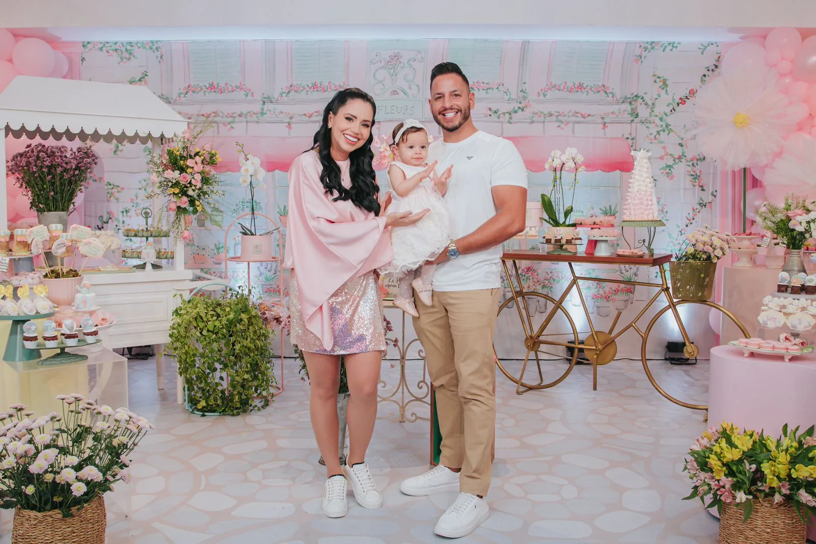 Kelre Mendes e Gustavo Sousa assopram a primeira velinha da filha Maria Eduarda