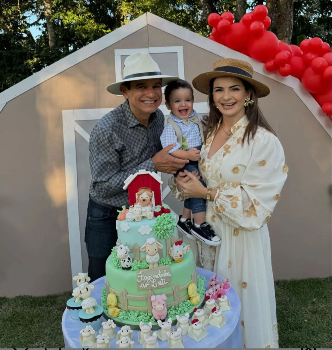 Monaliza e Orlando Cavalcante apagam a primeira velinha do filho Levi