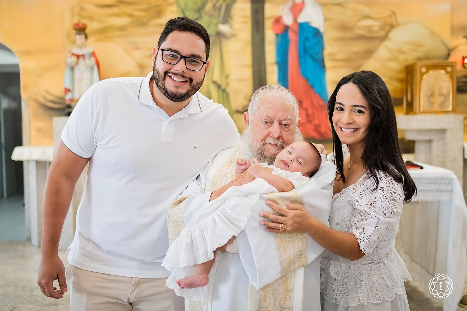 Camila Mesquita e Pedro Holanda levam o filho, Pedro José, à pia batismal