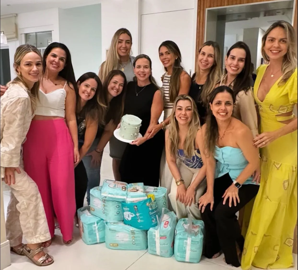 Grávida da Celina, Isabela Rolim foi surpreendida com chá de fraldas organizado por turma de amigas