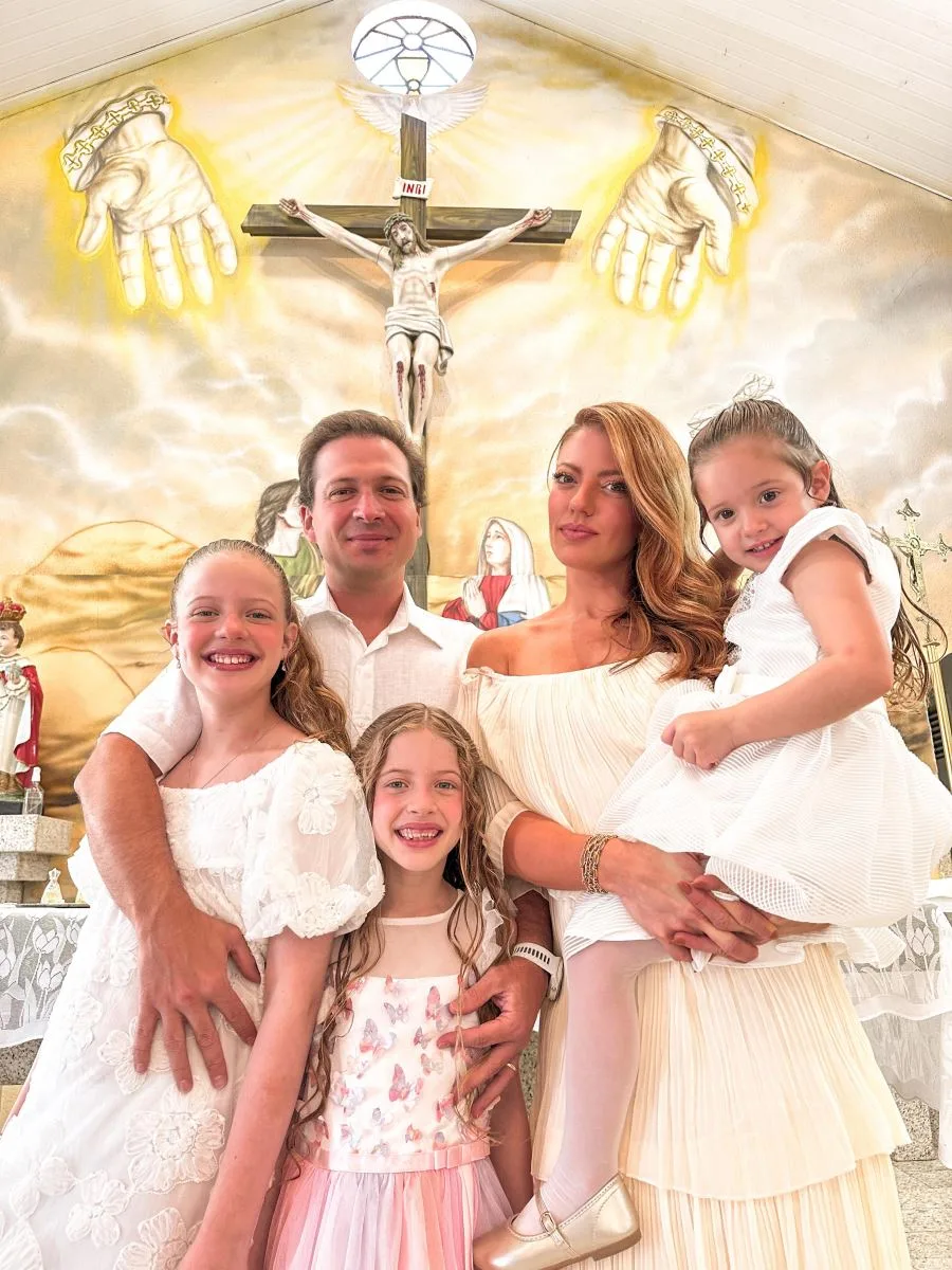 Raquel Macedo e Humberto Cavalcante levam a filha Sienna à pia batismal