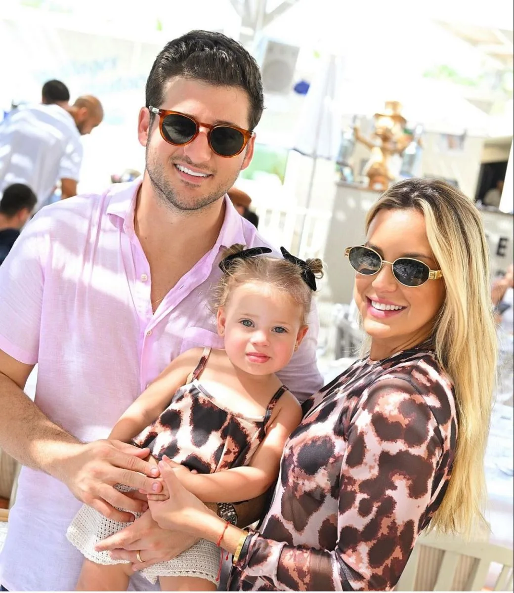 Fernanda Levy e Omar Macedo curtem verão europeu com a filha, Maria